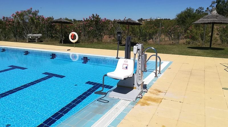 Elevador-de-bateria-fijo-desmontable-para-piscina-2_METALU-600 ascensor acuático hidráulico fijo METALU 600