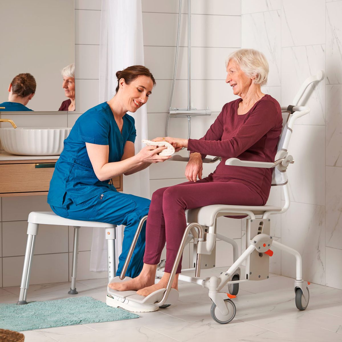 Silla de ducha y WC con ruedas Mobil 2 | Regulable en altura - Imagen 3